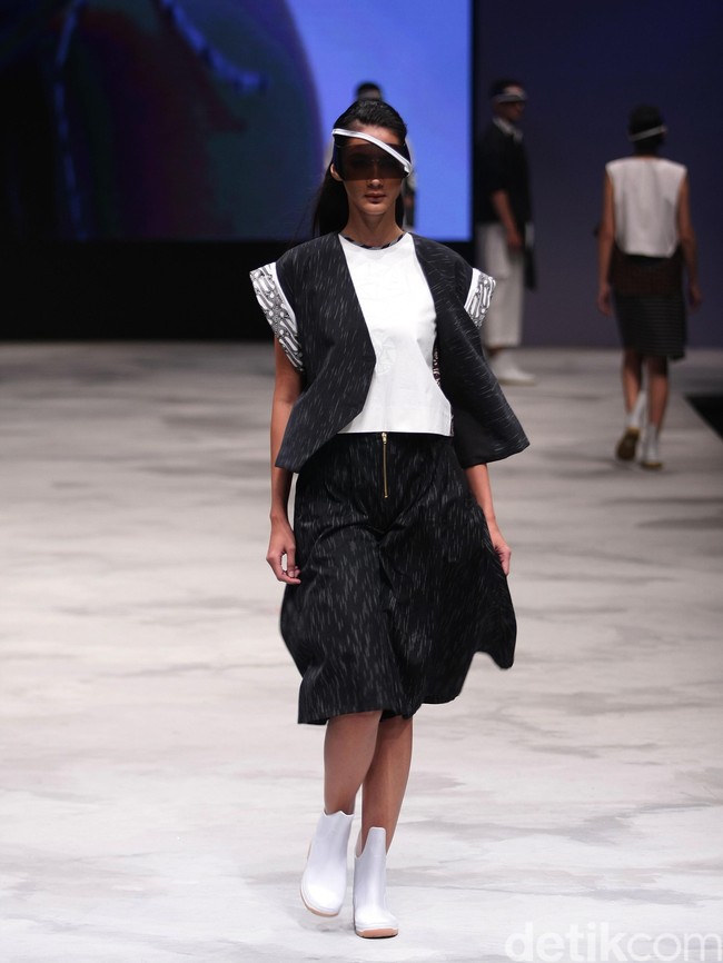Acak Acak by LPTB Susan Budihardjo Ragam Wastra Nusantara Indonesia Fashion Week 2016. at Jakarta Convention Center. Senayan. Jakarta. [Foto: Mohamamd Abduh/Wolipop]