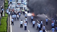 Mereka membakar 3 ban yang ditumpuk menjadi satu.