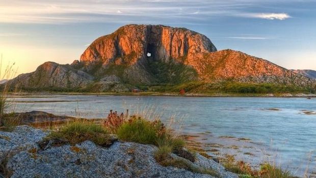 Gunung bolong di Norwegia