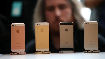 “Jika iPhone 5S adalah ponsel bagus, maka SE adalah ponsel yang hebat, dilengkapi dengan fitur terkini ala 6 dan 6S, dengan harga yang akan menggoda lebih banyak orang,” puji salah satu review kala itu. Foto: Justin Sullivan/Getty Images