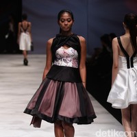 Warnatasku by Susan Zhuang Eksistensi Warisan Leluhur Indonesia Fashion Week 2016 at Jakarta Convention Center. Jakarta. [Foto: Mohammad Abduh/Wolipop]