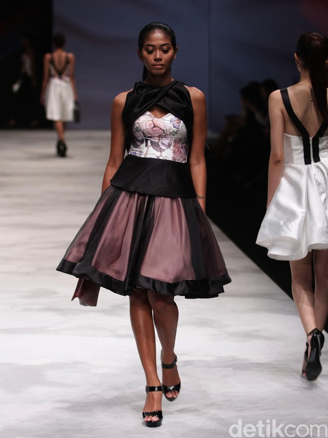 Warnatasku by Susan Zhuang Eksistensi Warisan Leluhur Indonesia Fashion Week 2016 at Jakarta Convention Center. Jakarta. [Foto: Mohammad Abduh/Wolipop]