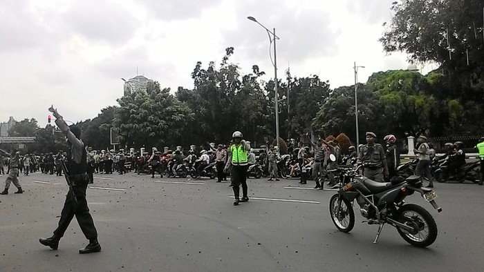 Ricuh di Monas, Sopir Taksi Lempari Puluhan Driver Go-Jek dengan Tanah