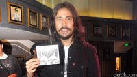 Pria kelahiran 20 Februari 1983 itu merilis sebuah album bertajuk Jalur Alternatif di Hard Rock Cafe, Jakarta Pusat pada Senin (21/3/2016). Pool/Ismail/detikFoto.