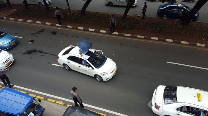 Tak Perlu Ribut Saat Demo, Santai Dulu di Atas Taksi Sambil Berjemur