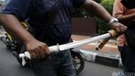 Massa Pendemo Taksi Bentrok dengan Massa Go-Jek