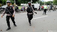 Polisi bersenjata laras panjang disiagakan di sekitar istana.