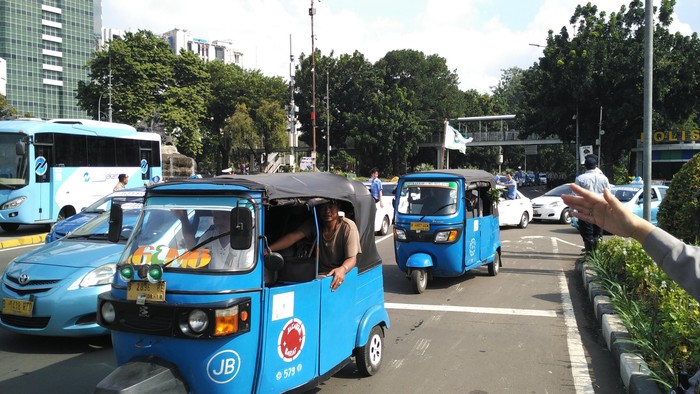 Rombongan Bajaj Sempat Salah Tujuan ke Monas, Kini Menuju DPR
