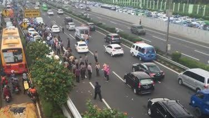 Begini Penampakan Konvoi Taksi dan Bajaj di Jalan Sudirman Menuju Monas