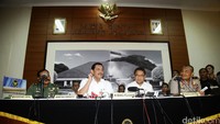 Kiri ke kanan) Kasdam Jaya Brigjen Ibnu Tri Widodo, Menkopolhukam Luhut Panjaitan, Menkominfo Rudiantara, dan Wakapolda Metro Brigjen Nandang Jumantara menggelar jumpa pers di Kemenko Polhukam, Jakarta, Selasa (22/3/2016).