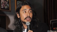 Penampilan mantan kekasih Julie Estelle itu sesuai dengan musik yang diusungnya kini, yaitu rock. Pool/Ismail/detikFoto.