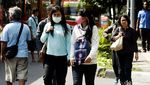 Diturunkan, Penumpang Taksi Berjalan Kaki di Jalan Gatsu