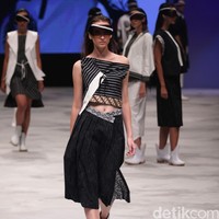 Acak Acak by LPTB Susan Budihardjo Ragam Wastra Nusantara Indonesia Fashion Week 2016. at Jakarta Convention Center. Senayan. Jakarta. [Foto: Mohamamd Abduh/Wolipop]