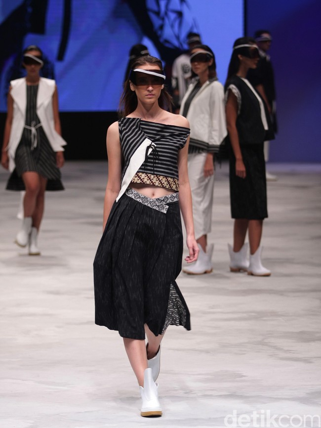Acak Acak by LPTB Susan Budihardjo Ragam Wastra Nusantara Indonesia Fashion Week 2016. at Jakarta Convention Center. Senayan. Jakarta. [Foto: Mohamamd Abduh/Wolipop]