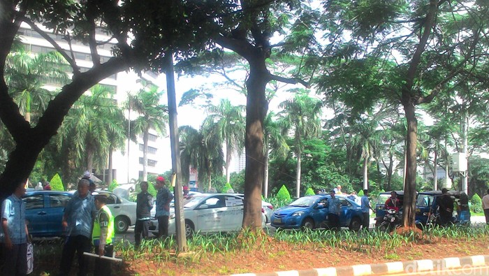 Driver Go-Jek Dilempari Batu oleh Sopir Taksi di Kolong Semanggi