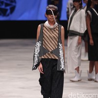Acak Acak by LPTB Susan Budihardjo Ragam Wastra Nusantara Indonesia Fashion Week 2016. at Jakarta Convention Center. Senayan. Jakarta. [Foto: Mohamamd Abduh/Wolipop]