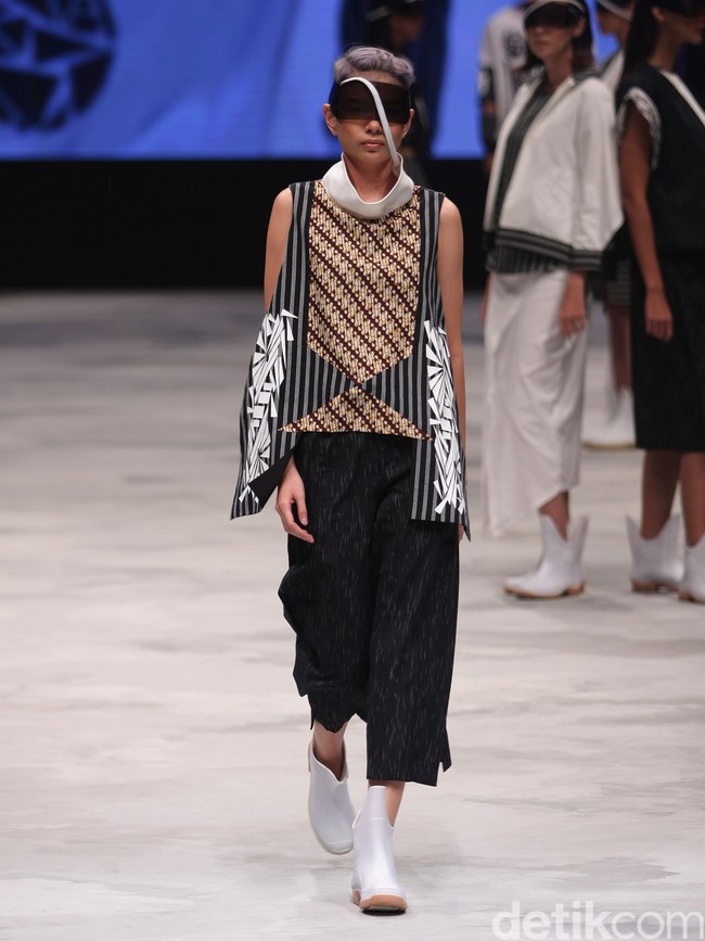 Acak Acak by LPTB Susan Budihardjo Ragam Wastra Nusantara Indonesia Fashion Week 2016. at Jakarta Convention Center. Senayan. Jakarta. [Foto: Mohamamd Abduh/Wolipop]