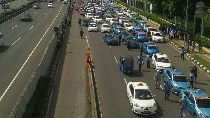 Ketahuan Polisi, Sweeping Sopir Taksi di Depan DPR Dibubarkan