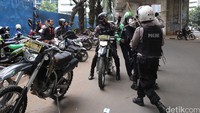 Dalam upaya penertiban, masih ada saja insiden yang membuat petugas polisi bertindak tegas.