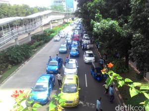 Dikuasai Sopir Taksi dan Bajaj, Jalur Cepat Thamrin arah Semanggi Ditutup