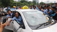 Situasi memanas karena dua mobil taksi yakni Blue Bird dan Expres dirusak oleh sekelompok orang berjaket Go-Jek.