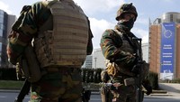 Tentara Belgia berjaga di depan kantor Komisi Eropa di Brussels. Vincent Kessler/Reuters/detikFoto.