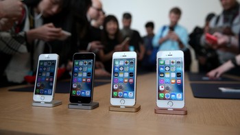 Apple membekali ponsel ini dengan prosesor 64 bit A9 dan M9 Motion Coprocessor. Alhasil, kecepatannya setara dengan iPhone 6S.