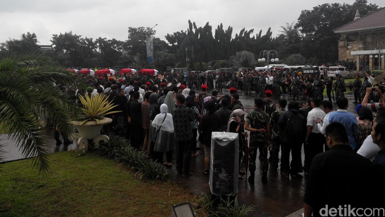 13 Korban Jatuh TNI Angkatan Darat di Poso Dimakamkan di TMPN Kalibata 13 Korban Jatuh TNI Angkatan Darat di Poso Dimakamkan di TMPN Kalibata