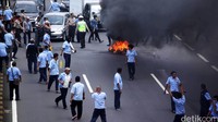 Dari bidikan lensa detikcom di lokasi, Selasa (22/3/2016), aksi bakar ban itu berlangsung sekitar pukul 09.55 WIB.
