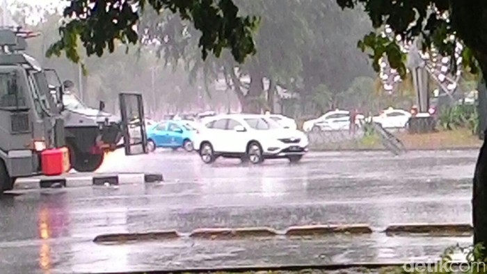 Diguyur Hujan, Sopir Taksi yang Demo di Depan Istana Bubar