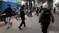 Sempat terjadi ketegangan antara aparat dengan para driver Go-Jek tersebut.