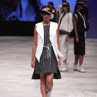 Acak Acak by LPTB Susan Budihardjo Ragam Wastra Nusantara Indonesia Fashion Week 2016. at Jakarta Convention Center. Senayan. Jakarta. [Foto: Mohamamd Abduh/Wolipop]