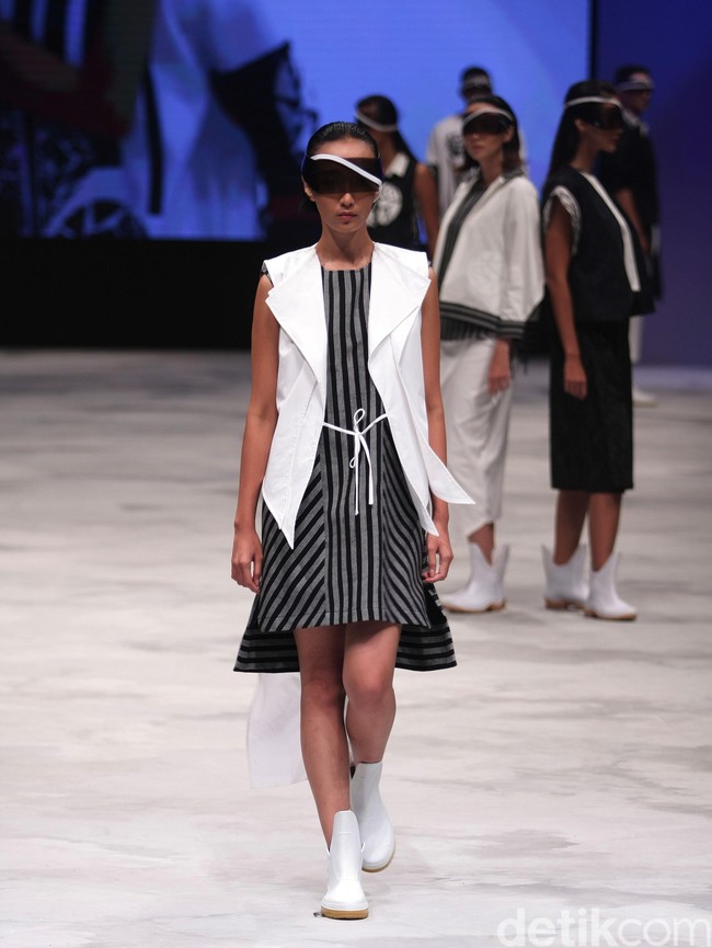 Acak Acak by LPTB Susan Budihardjo Ragam Wastra Nusantara Indonesia Fashion Week 2016. at Jakarta Convention Center. Senayan. Jakarta. [Foto: Mohamamd Abduh/Wolipop]