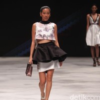 Warnatasku by Susan Zhuang Eksistensi Warisan Leluhur Indonesia Fashion Week 2016 at Jakarta Convention Center. Jakarta. [Foto: Mohammad Abduh/Wolipop]
