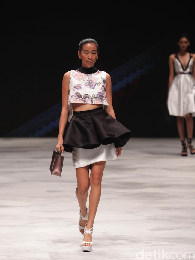 Warnatasku by Susan Zhuang Eksistensi Warisan Leluhur Indonesia Fashion Week 2016 at Jakarta Convention Center. Jakarta. [Foto: Mohammad Abduh/Wolipop]