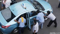 Mereka berteriak-teriak sambil meminta sopir menurunkan penumpangnya.
