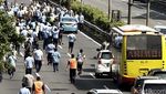 Sopir Sweeping Taksi di Jalan Gatsu