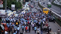Aksi anarkis ini berlangsung sejak pagi tadi di sekitar jalan tol Dalam Kota. 