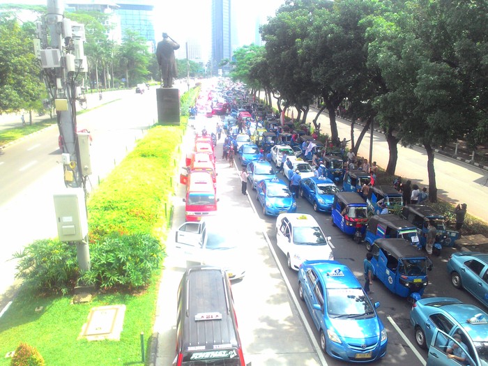 Demo Sopir Taksi Dkk, Jalur Cepat Dukuh Atas arah Semanggi Macet Total