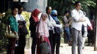 Sopir-sopir taksi melakukan aksi sweeping taksi lain yang masih membawa penumpang. 