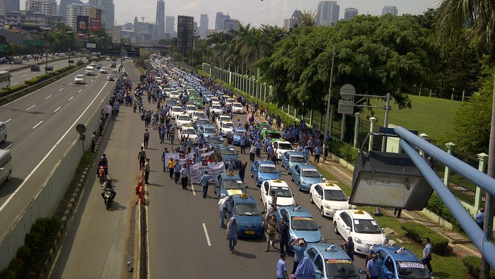 Ada Demo  Sopir Taksi, Tol Dalam Kota Macet dari Cawang sampai Semanggi