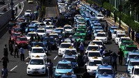 Tak hanya itu, para demonstran yang terdiri dari sopir taksi juga memblokade jalan sehingga kendaraan tak bisa melintas di kedua arah.