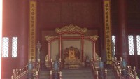 Seperti ini salah satu tempat duduk raja. Terlihat begitu megah dan terlindungi. Pengunjung tidak boleh memasuki area tersebut sehingga hanya bisa melihatnya dari kejauhan (Radian/detikTravel)