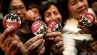 Sejumlah pengacara menunjukkan pin Advokat Pengawal Demokrasi Indonesia (APDI).