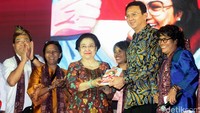 Megawati menyerahkan buku yang diluncurkannya kepada Gubernur DKI Jakarta Basuki Tjahaja Purnama (Ahok).