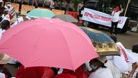 Proses rekrutmen dan kinerja petugas pendamping dana desa dianggap tidak transparan dan bermasalah. Hal itu memicu unjuk rasa di depan Istana.