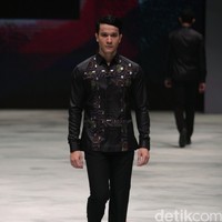 Ilham Bahari Ragam Wastra Nusantara Indonesia Fashion Week 2016. at Jakarta Convention Center. Senayan. Jakarta. [Foto: Mohamamd Abduh/Wolipop]