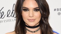 Adik Kim Kardashian itu tampil dengan dandanan smokey eyes. Jamie McCarthy/Getty Images/detikFoto.