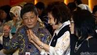 Direktur BCA Henry Koenaifi berbincang dengan Presiden Direktur Ciputra Artpreneur Rina Ciputra Sastrawinata. Dalam kerja sama ini BCA dan Ciputra Artpreneur kembali mempersembahkan hiburan keluarga berkualitas melalui Shrek The Musical. Pemegang kartu kredit Visa dan MasterCard akan mendapatkan potongan 10 % untuk pembelian tiket.