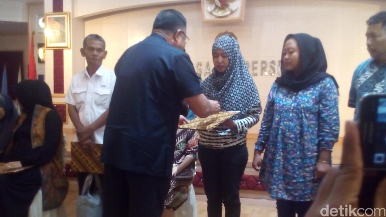 Keluarga Korban Helikopter Jatuh di Poso Diberi Santunan Rp 400 Juta Keluarga Korban Helikopter Jatuh di Poso Diberi Santunan Rp 400 Juta